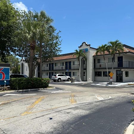Motel 6 Riviera Beach Fl Eksteriør billede