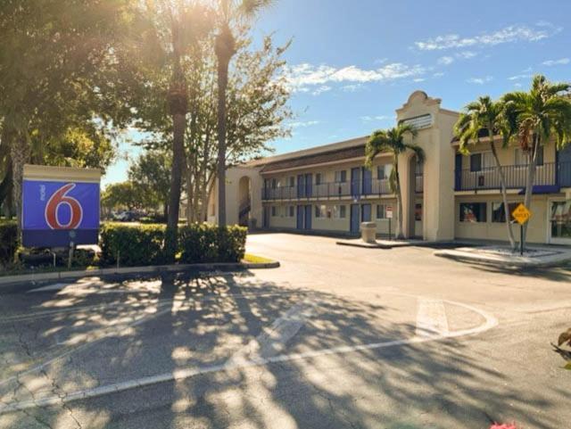 Motel 6 Riviera Beach Fl Eksteriør billede